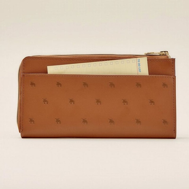 【『moz 整理上手な牛革長財布BOOK earth brown』（宝島社）】買い物メモや駐車券などを入れて、サッと出し入れできる外ポケットも便利