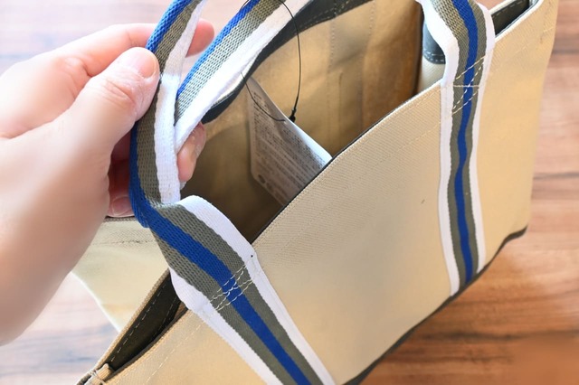 【トムとジェリー×タリーズコーヒー】ブルーとグレー、ホワイトの3色のストライプがアクセント