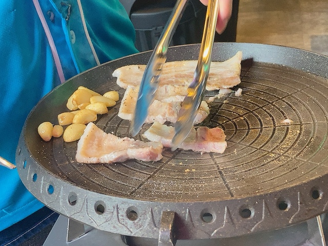 【韓国大衆酒場 ラッキーソウル 渋谷文化村通り店 実食レポート】焼きたてのジューシーなお肉を野菜と一緒に頬張る贅沢感がたまりません！