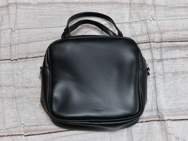 背面は装飾がないシンプルなデザイン