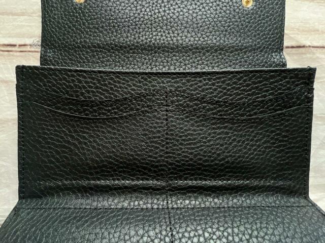 カードポケットは上下段に分かれ4個ずつついています