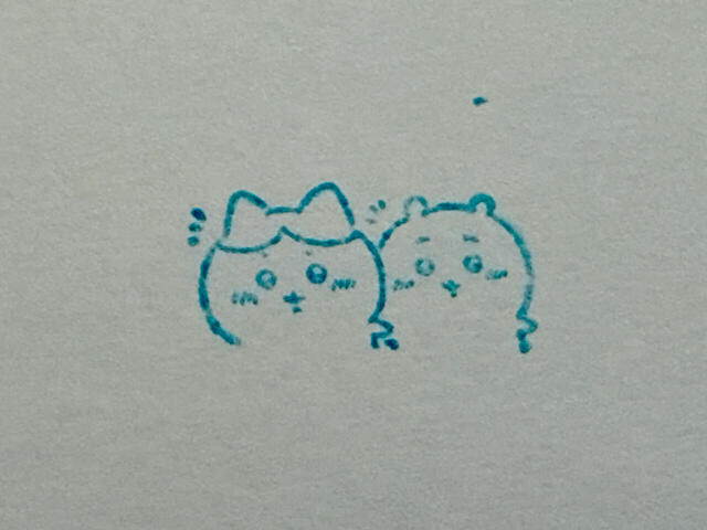 【ちいかわ スタンプブック】仲良しのちいハチは笑顔で会釈ポーズ♪