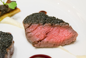 オリーヴクラストを纏ったビーフテンダーロインのグリル レッドワインソース｜“クリスマス・ファンタジー”エンパイアディナー｜ディズニーアンバサダーホテル「エンパイア・グリル」