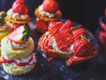 (左)スポンジケーキを使用したスイーツ例 (右)バゲットを使用したDIYスイーツ例【コンラッド大阪「The Elegant Red(ジ・エレガント レッド)」ストロベリースイーツビュッフェ】
