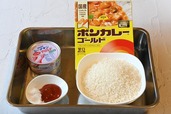 【ボンカレー公式アレンジレシピ「ツナ缶のカレー炊き込みごはん」】材料はレトルトカレー、米、ツナ缶など