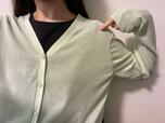 【ユニクロ ライトVネックカーディガン】薄くて軽い！透け感があり、涼しく着られます