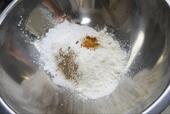 【韓国風フライドチキン　コーンスターチ】粉を混ぜ合わせます