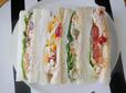 【24品目のサラダチキンサンド】色味もはなやかで食欲を刺激しますね♪