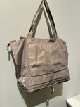 【Francfranc】「フリル 2WAY キャリーオントート」（各4,200円）／キャリーケースに固定できる機能つき