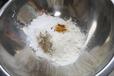 【韓国風フライドチキン　コーンスターチ】粉を混ぜ合わせます