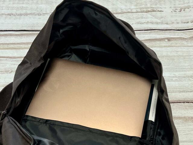 【otonaMUSE（オトナミューズ）6月号増刊】背面側のポケットはノートPCや書類を入れるににぴったり