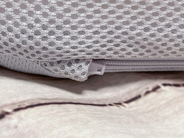 サイドのファスナーでカバーを取り外せます