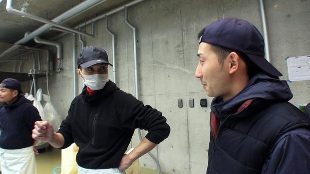 蔵人から洗米のレクチャーを受ける橘。現場での会話が日本酒への造詣を育む。