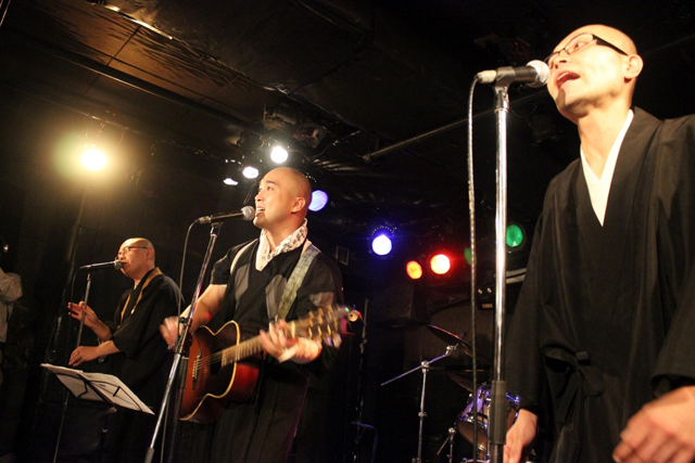 超カオスな対バン「坊主バンドvs.牧師ROCKS」の模様