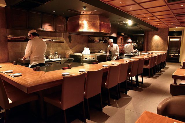 【魚】炭火焼・炉端焼がうまい店／【表参道】七代目 寅　店舗内観