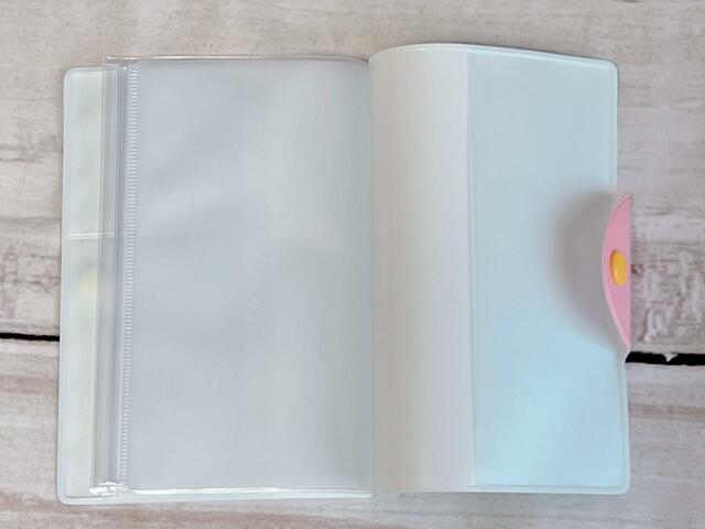 【マツキヨココカラ×ちいかわ】裏表紙側のポケットにお薬手帳などの裏表紙を挟む仕様です