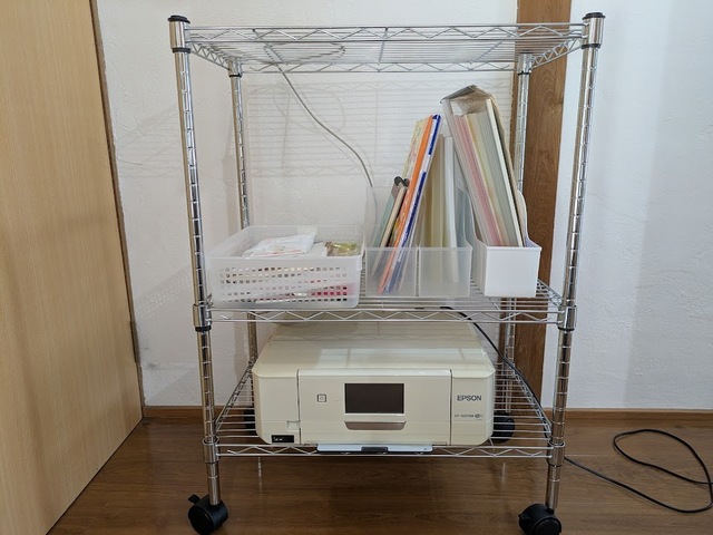 【Amazon basics　3段スチールラック キャスター付き】棚の高さは、ストッパーの位置を変えれば2.5cm単位で調整できます◎