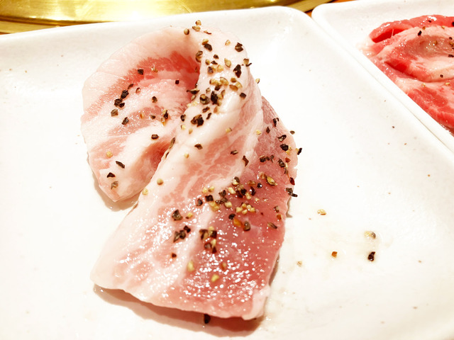 「レモぺパ厚切り豚カルビ」も、気前の良い厚切りが嬉しい。【安楽亭の焼肉食べ放題】