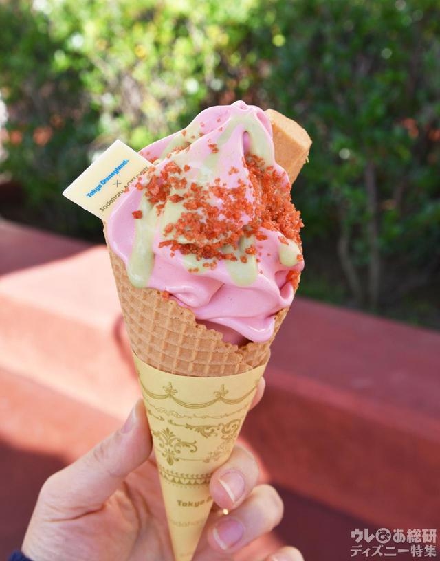 スペシャルソフトクリーム(ストロベリーホワイトチョコ&ピスタチオソース)