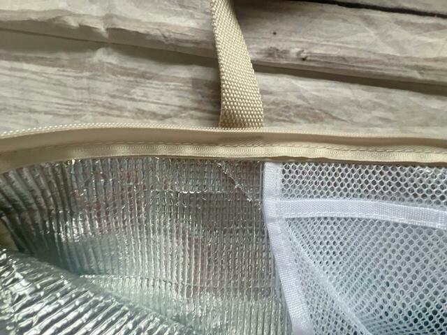 内側は保冷機能のあるアルミ蒸着生地