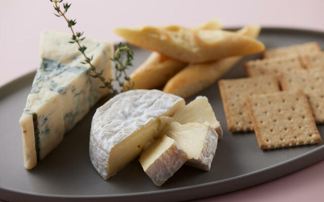 「チーズ盛り合わせ」<期間:2026年3月1日〜4月30日>【浅草で多彩なメニューをブッフェで楽しむ!「牛ロースのグリル」や「ラム肉のグリル」などの約100種の料理が食べ放題!】