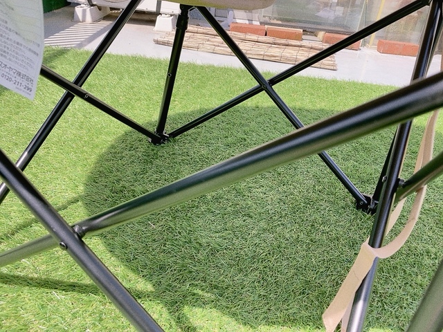 【アイリスオーヤマ HUGEL≪ヒューゲル≫ムーンチェアコンパクト】砂利や川辺など足元が悪い場所でも使えます