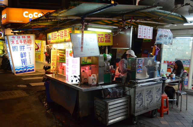 延三夜市に店を構える「周胖子鮮果汁」は夕方から深夜にかけて客足が途絶えない