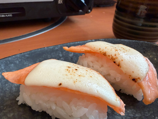 【和食さと さと式焼肉「牛&豚プレミアムコース」】炙りチーズサーモン寿司が香ばしい香りを放ちつつ運ばれてきました