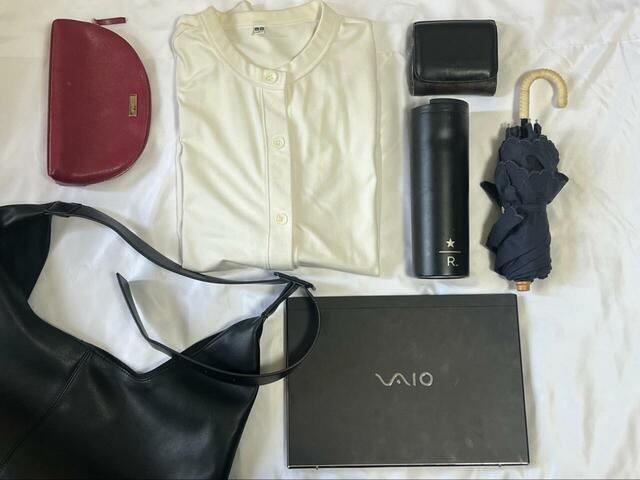 【GU ロングベルトトートバッグ+E】ノートPC・カーディガン・折り畳み傘・水筒・メイクポーチ・財布を入れてもまだ余裕あり!