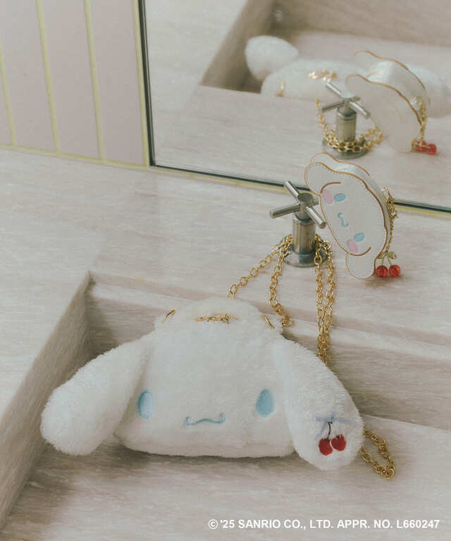 【シナモロール×VIS】「フェイスショルダーポーチ」¥4,939/内側はギンガムチェック&4つの内ポケット付きで収納力も◎