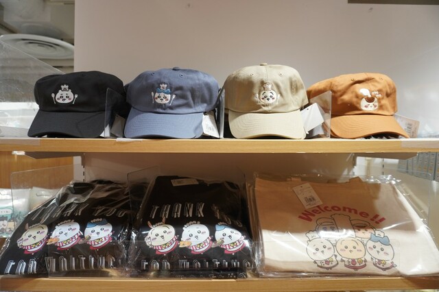 【ちいかわレストラン】上段「キャップ」全4種 各3,300円、下段左「Tシャツ THANK YOU FOR WAITING」M・L 各3,080円、下段右「トートバッグ」全4種 各2,640円(税込)