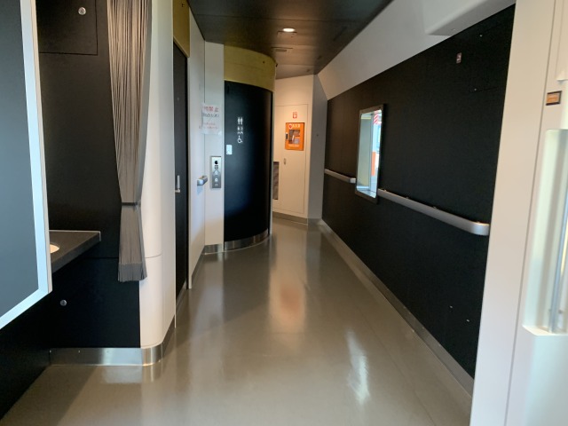 5号車のデッキ。トイレや洗面台などが設置されている