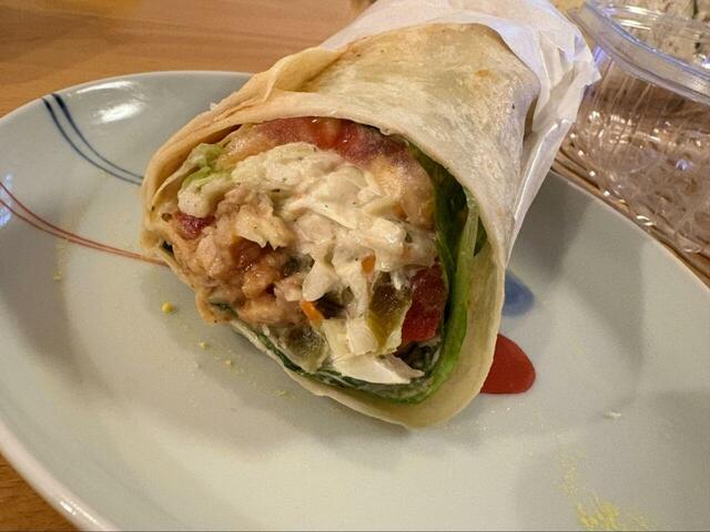 【コストコ　メキシカンサラダラップ】断面からあふれる具材の迫力が食欲そそる♪