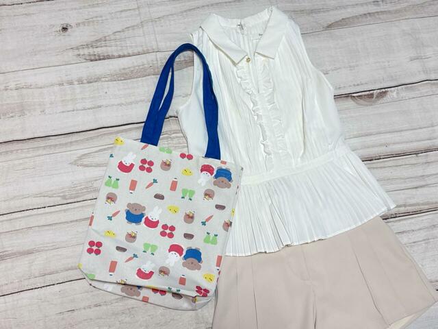 フェミニンなシャツブラウスに合わせてみました。無地のアイテムに合わせるのがおすすめ