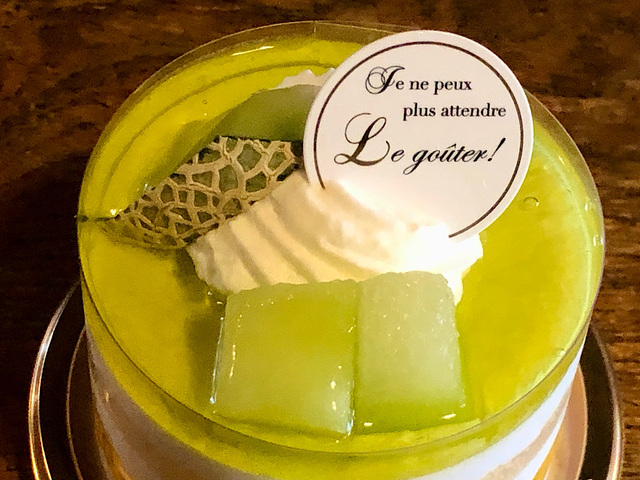 【シャトレーゼ　プレミアムフレンジェアンデスメロン】メロンゼリーの上にのったフレッシュメロンとホイップクリームが美味しそう