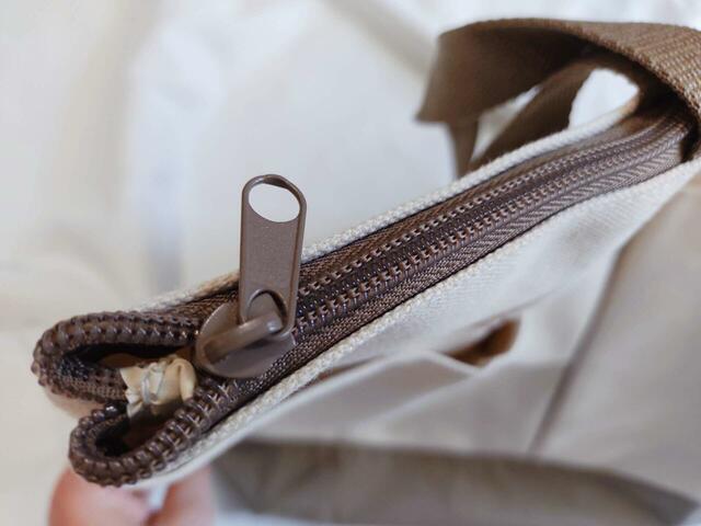 ファスナー式で開閉スムーズ