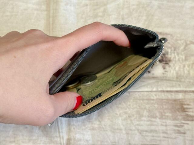 紙幣は二つ折りにすると収納可能！ミニ財布として使ってもOK♪