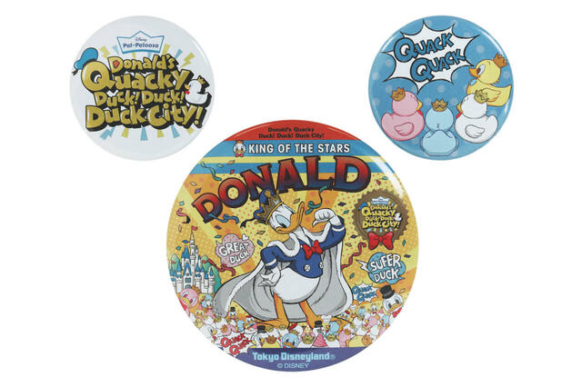 カンバッジセット 1,200円｜ディズニー・パルパルーザ「ドナルドのクワッキー・ダック！ダック！ダックシティ！」スペシャルグッズ｜販売店舗：東京ディズニーランド「ディズニー＆カンパニー」｜発売日：2025年4月7日（月）