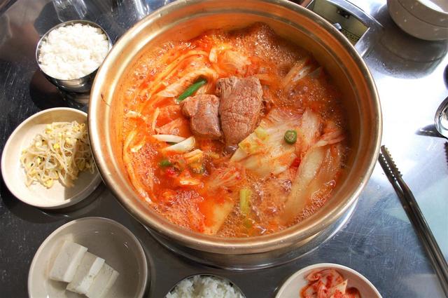 キムチチゲ専門店のもの。豚肉がゴロンと入っている