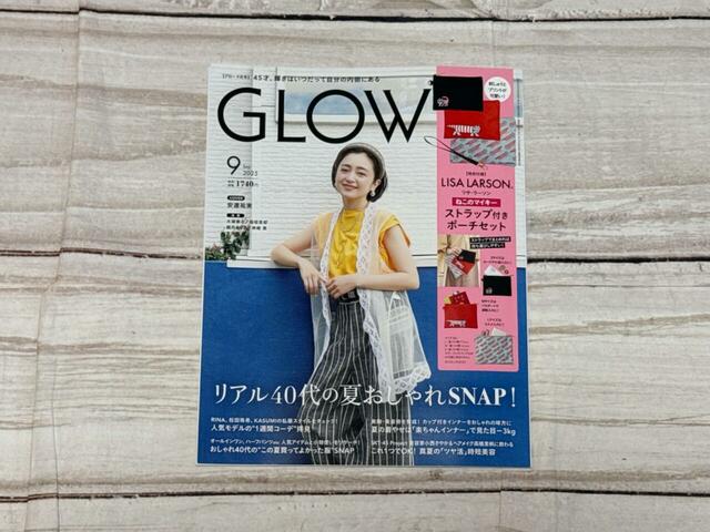 表紙は女優の安達祐実さんが目印