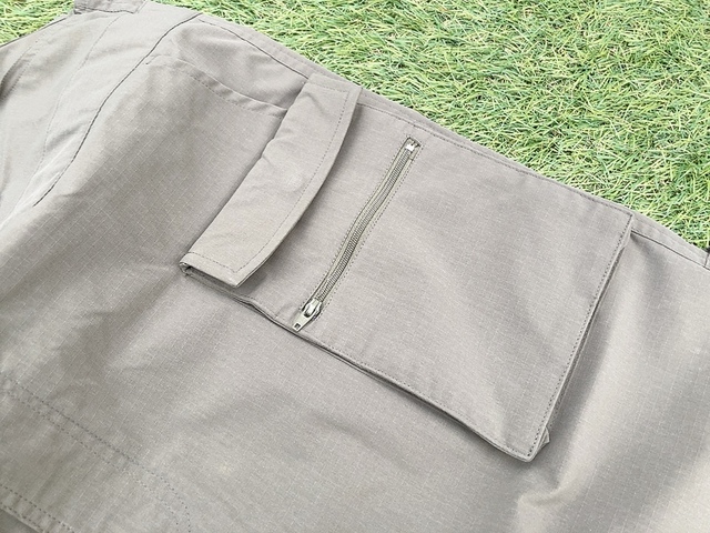 【ワークマン レディースガーデニングサロペット】胸元、太もも、お尻にそれぞれ2つずつ、合計6つのポケットがついています