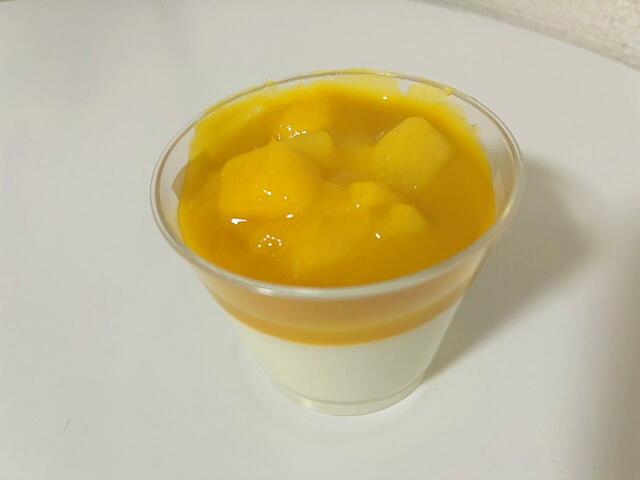 【セブン-イレブン ごろっとマンゴーレアチーズ】レアチーズの上にはごろりと大きなマンゴーがのっています