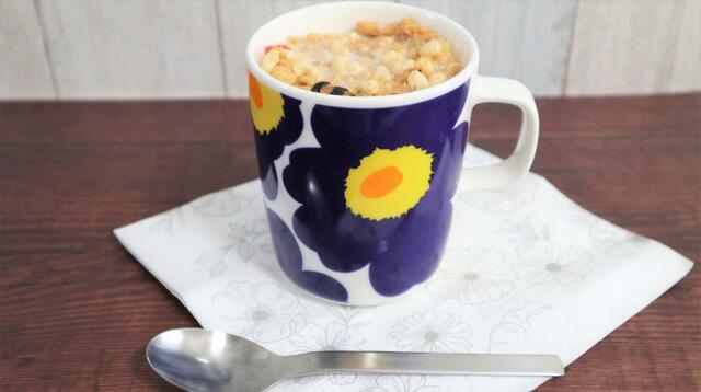 【トップバリュ プロテイングラノーラ】豆乳を注いでイソフラボンも補給