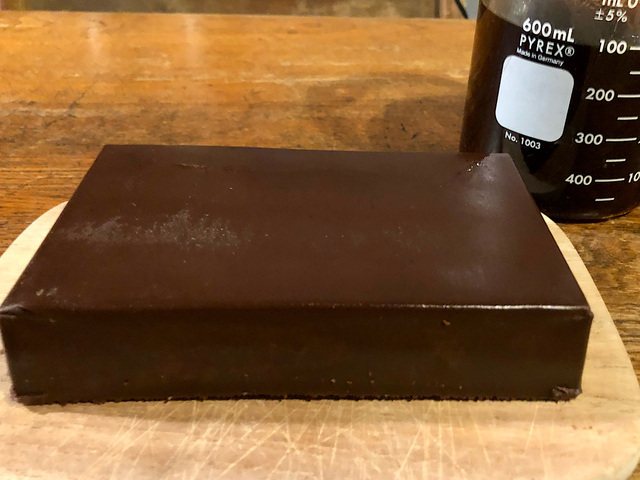 【業務スーパー　リッチショコラケーキ】解凍後はまな板の上に移して切り分けていただきましょう