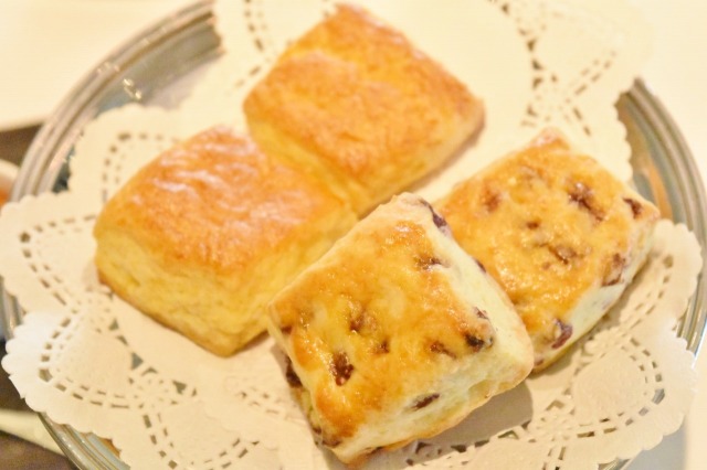 スコーンはプレーンとフランボワーズ