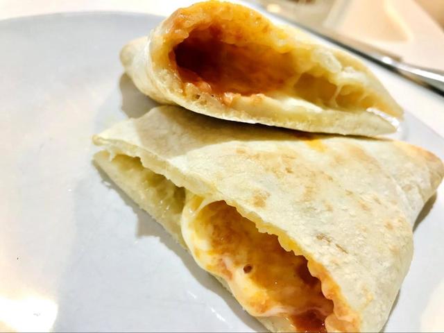 中からチーズがとろりとあふれ出ます