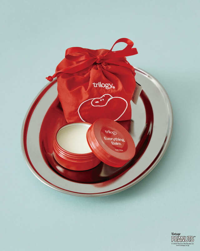 【PEANUTS×コスメキッチン】trilogy＜PEANUTS＞エブリシングバーム（巾着入り）　3,300円／真っ赤なハートに包まれたスヌーピーデザインの巾着入り