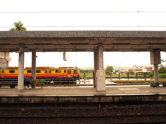 東台湾の台鉄の駅はリニューアルして立派になったものも多いが、関山駅の色あせたホームも味わい深かった