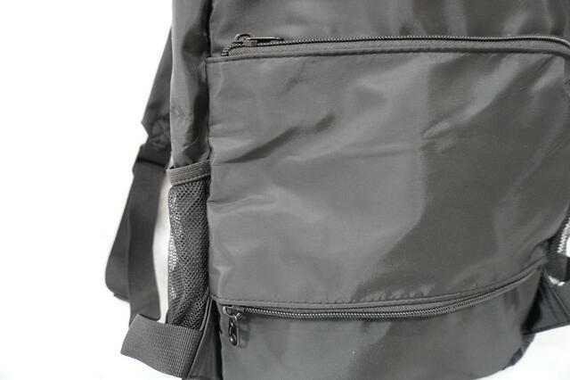 背面には上下にファスナーが