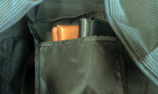 吊り下げ式のポケットつき